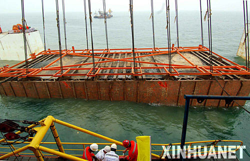 “南海一号”整体打捞出水[组图]