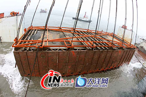 “南海一号”整体打捞出水[组图]