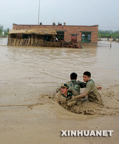 武警官兵在洪水中设法营救被困村民
