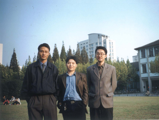 （中）和他的博士同学在上海财经大学