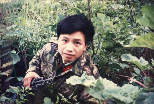 1985年，肖毅彪潜伏在中越边境某高地