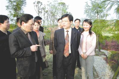 中共邵阳市委常委,纪委书记张亦贤(右二)在基层调研