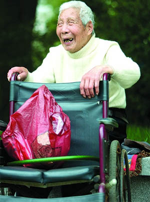 94岁老人坐着轮椅捡垃圾 从邵阳到长沙捡了20年