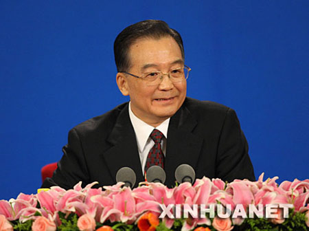 3月18日，国务院总理温家宝和副总理李克强、回良玉、张德江、王岐山在北京人民大会堂与中外记者见面，并回答记者提问。 新华社记者姚大伟摄