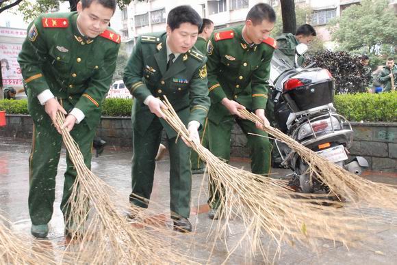 武警邵阳支队百余官兵走上街头学雷锋(图) 邵阳