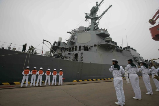 4月19日，参加纪念中国人民解放军海军成立60周年多国海军活动的美国海军“菲茨杰拉德”号导弹驱逐舰抵达青岛港。新华社记者查春明摄