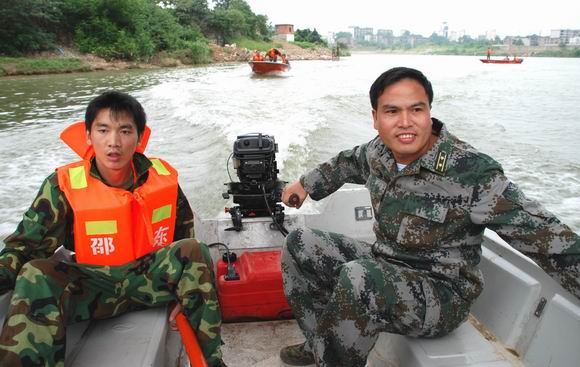 邵东人武部举行民兵轻舟救援演练