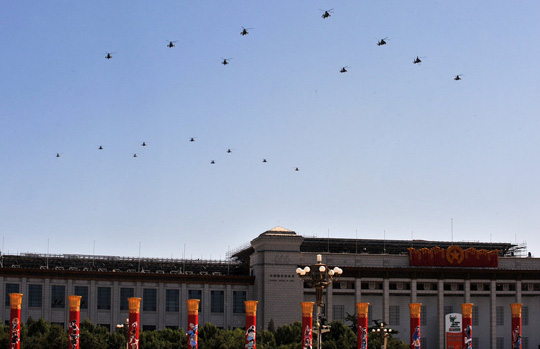 2009年9月21日上午，空军受阅梯队按照“十一”国庆受阅梯队编队通过天安门广场上空，进行60年国庆的预演，检验所有受阅梯队的训练效果。周超摄图片来源：CFP