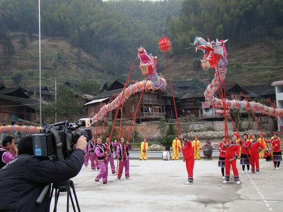 被列为国家非物质文化遗产的城步苗族自治县丹口镇下田村"飞龙"表演