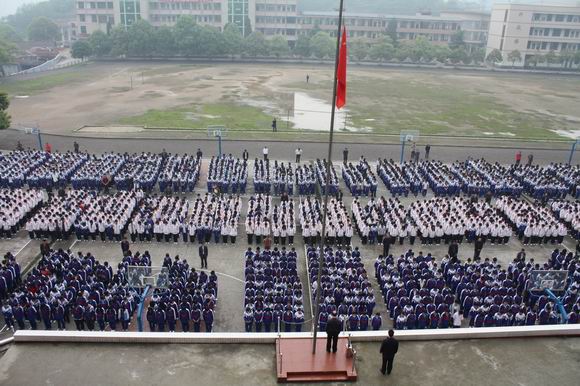 图一为绥宁县第一中学师生在默哀悼念遇难同胞