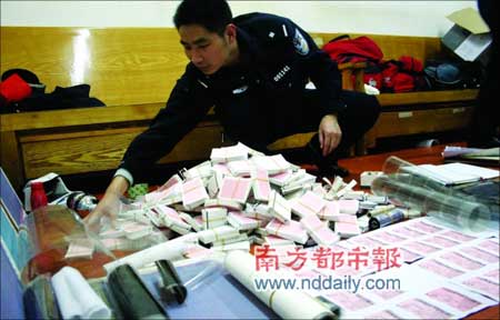 民警清查吴某制造的假火车票成品和半成品。